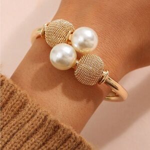 Elegant Gold and Pearl Bracelet